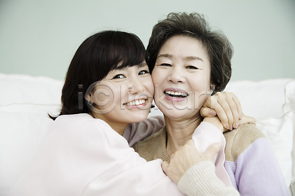 다정 화목 40대 60대 노년 두명 성인 여자 여자만 한국인 JPG 앞모습 포토 가족라이프 딸 모녀 미소(표정) 상반신 실내 앉기 얼굴맞대기 엄마 포옹