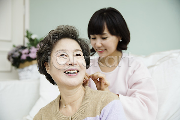 다정 화목 40대 60대 노년 두명 성인 여자 여자만 한국인 JPG 앞모습 포토 가족라이프 딸 모녀 목걸이 미소(표정) 상반신 선물 손짓 실내 엄마