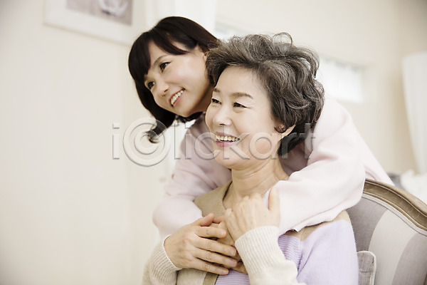다정 화목 40대 60대 노년 두명 성인 여자 여자만 한국인 JPG 앞모습 포토 가족라이프 딸 모녀 미소(표정) 백허그 상반신 서기 실내 앉기 엄마