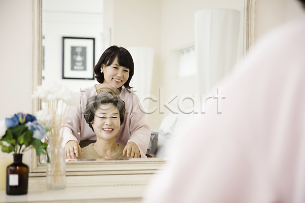 다정 화목 40대 60대 노년 두명 성인 여자 여자만 한국인 JPG 앞모습 포토 가족라이프 거울 딸 모녀 미소(표정) 상반신 서기 실내 앉기 엄마 화장대