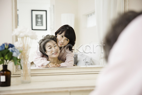 다정 화목 40대 60대 노년 두명 성인 여자 여자만 한국인 JPG 앞모습 포토 가족라이프 거울 딸 모녀 미소(표정) 상반신 서기 실내 앉기 엄마 포옹 화장대