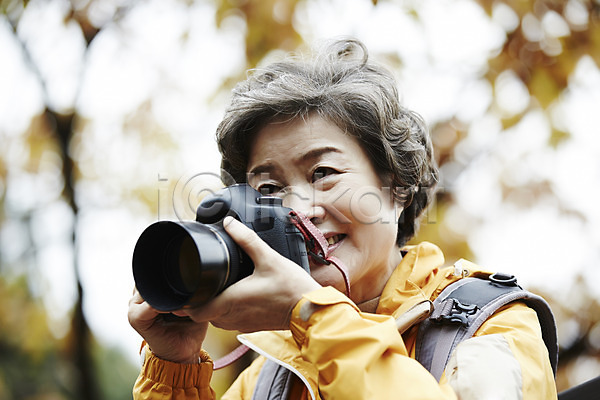 60대 노년 노인여자한명만 성인 여자 한국인 한명 JPG 앞모습 포토 가을(계절) 단풍 단풍놀이 들기 등산 미소(표정) 사진촬영 상반신 서기 실버라이프 아차산 야외 주간 취미 카메라 평생교육 할머니