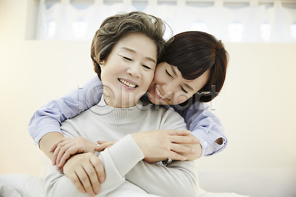 다정 화목 40대 60대 노년 두명 성인 여자 여자만 한국인 JPG 앞모습 포토 가족라이프 딸 모녀 미소(표정) 백허그 상반신 실내 앉기 엄마 침대