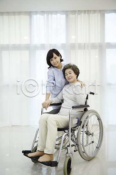 다정 화목 40대 60대 노년 두명 성인 여자 여자만 한국인 JPG 앞모습 포토 가족라이프 거실 딸 모녀 미소(표정) 서기 실내 앉기 엄마 전신 휠체어