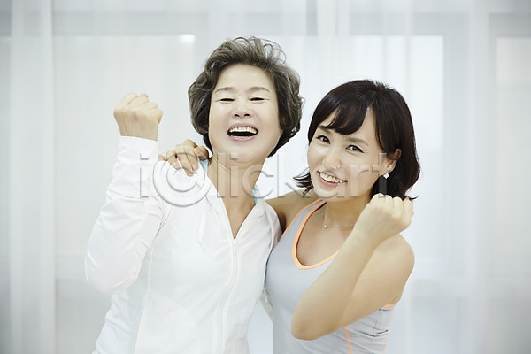 화목 40대 60대 노년 두명 성인 여자 여자만 한국인 JPG 앞모습 포토 가족라이프 건강관리 딸 모녀 미소(표정) 상반신 서기 실내 엄마 주먹 파이팅