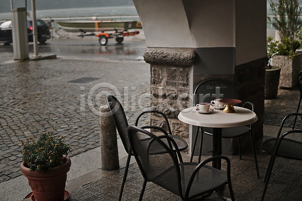 사람없음 JPG 포토 거리 스위스 야외 주간 카페 카페테라스 커피잔 풍경(경치) 해외풍경 화분