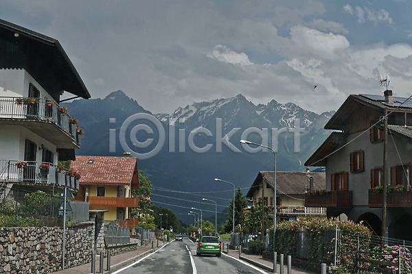 사람없음 JPG 포토 구름(자연) 도로 마을 산 스위스 야외 주간 주택 풍경(경치) 해외풍경