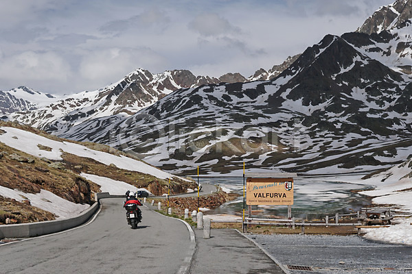 성인 한명 JPG 뒷모습 포토 눈(날씨) 도로 보행자 산 스위스 야외 오토바이 자연 주간 풍경(경치) 해외풍경