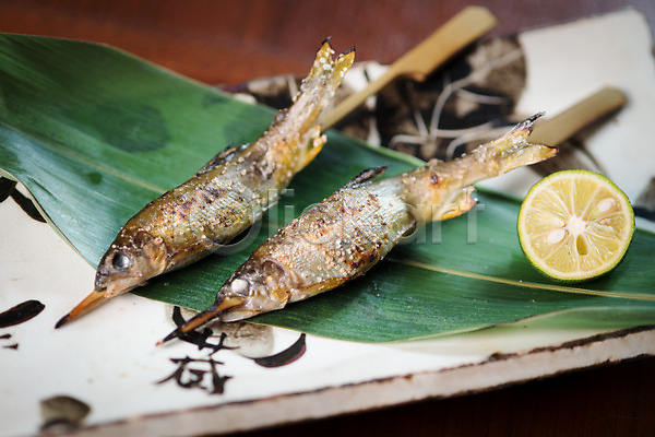 사람없음 JPG 근접촬영 아웃포커스 포토 구이 꼬치 꼬치구이 나뭇잎 레몬 생선구이 실내 일본음식 접시