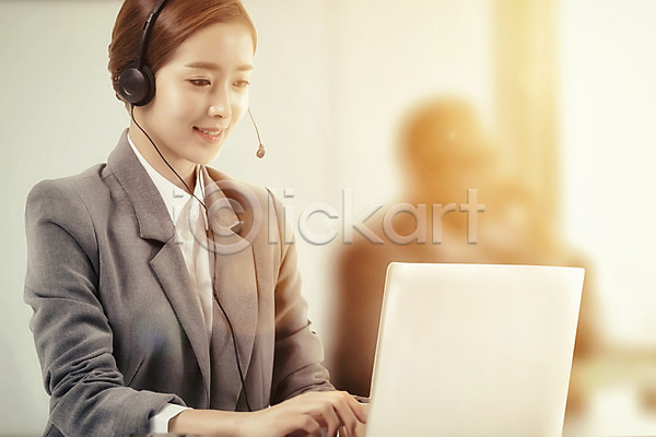 성인 여자 한국인 한명 JPG 디지털합성 편집이미지 노트북 디지털아트 미소(표정) 상담원 상반신 앉기 응시 직업 편집 합성 헤드셋