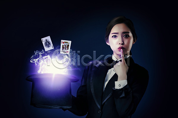 성인 여자 한국인 한명 JPG 디지털합성 편집이미지 디지털아트 마술 마술사 마술사모자 마술사복장 직업 카드마술 편집 합성