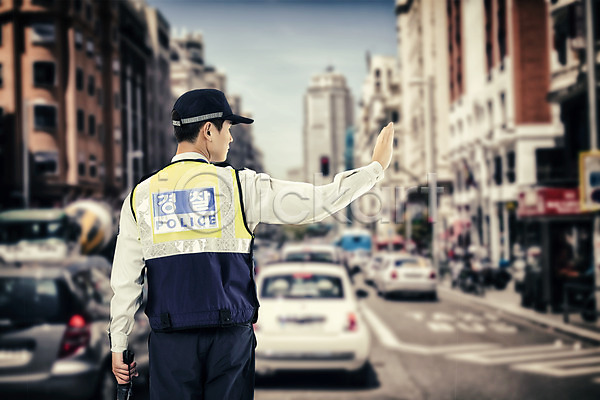남자 성인 한국인 한명 JPG 뒷모습 디지털합성 편집이미지 경찰 경찰복 교통경찰 금지 도로 도시 디지털아트 자동차 직업 편집 합성