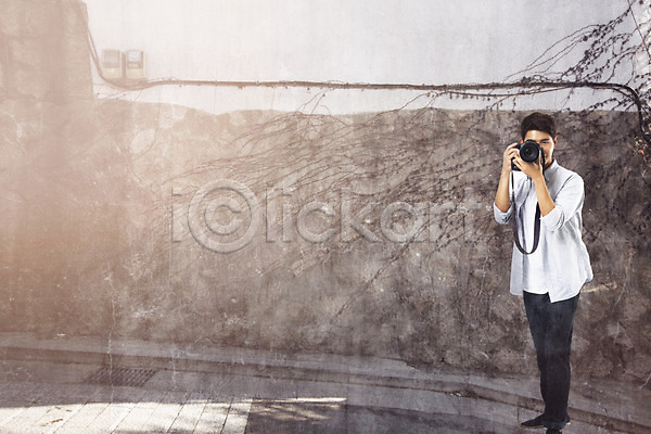 남자 성인 한국인 한명 JPG 디지털합성 편집이미지 담장 디지털아트 사진사 사진촬영 직업 카메라 편집 합성