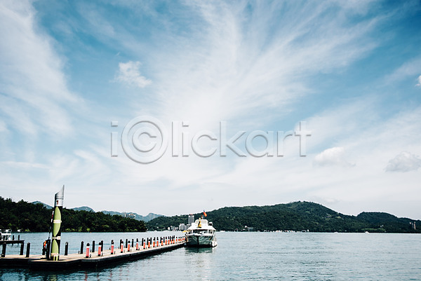 사람없음 JPG 포토 구름(자연) 대만 르웨탄 배(교통) 부둣가 야외 주간 하늘 해외풍경 호수