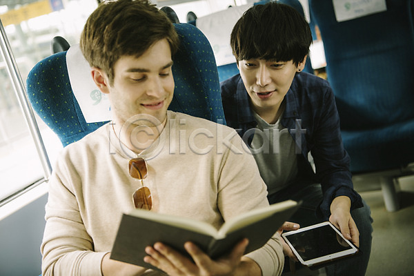 우정 즐거움 20대 남자 두명 서양인 성인 성인남자만 외국인 한국인 JPG 앞모습 포토 독서 들기 브로맨스 상반신 앉기 야외 여행 주간 책 춘천 태블릿