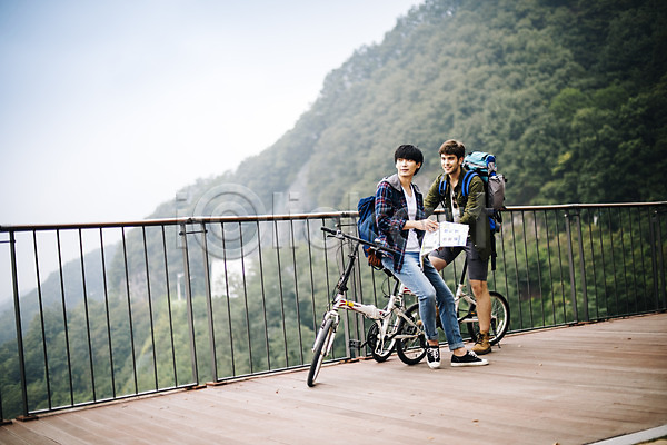 우정 즐거움 20대 남자 두명 서양인 성인 성인남자만 외국인 한국인 JPG 앞모습 포토 다리(건축물) 들기 브로맨스 앉기 야외 여행 자전거 전신 주간 지도 춘천