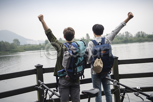 우정 즐거움 20대 남자 두명 서양인 성인 성인남자만 외국인 한국인 JPG 뒷모습 포토 다리(건축물) 배낭 브로맨스 상반신 서기 야외 여행 자전거 주간 주먹 춘천 파이팅