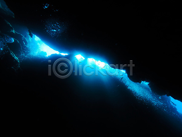 사람없음 JPG 로우앵글 포토 바다 바닷속 바위 바위틈 빛 수중동굴 수중동물 수중사진 어류 자연