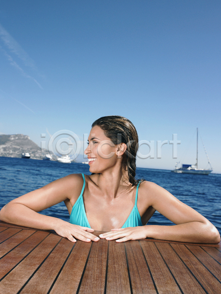 시원함 여유 성인 성인여자한명만 여자 한명 JPG 앞모습 포토 해외이미지 바다 바캉스 상반신 수영 수영복 야외 여름휴가 주간 해외202004