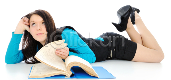 백인 사람 성인 여자 한명 JPG 포토 해외이미지 1 가득함 갈색머리 거짓말 길이 슛 신발 실내 응시 장비 종이 파란색 팔꿈치 해외202004 해외포토 흰색