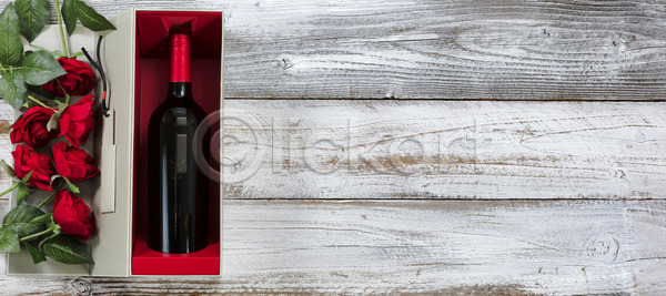 사랑 행복 사람없음 JPG 포토 해외이미지 기념 꽃 머리위 목재 발렌타인데이 백그라운드 빨간색 선물 시골 와인 장미 카피스페이스 해외202004 해외포토 휴가 흰색