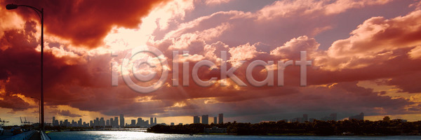 사람없음 JPG 포토 해외이미지 가로 건축양식 고층빌딩 관광지 교통시설 구름 대서양 도시 마이애미 물 미국 바다 북아메리카 스카이라인 야외 일몰 저녁 컬러풀 파노라마 플로리다 하늘 해외202004 해외포토 황혼
