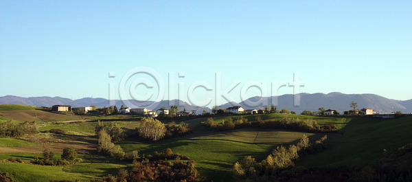 사람없음 JPG 포토 해외이미지 가을 나무 시골 일몰 주택 초록색 태양 파란색 하늘 해외202004 해외포토