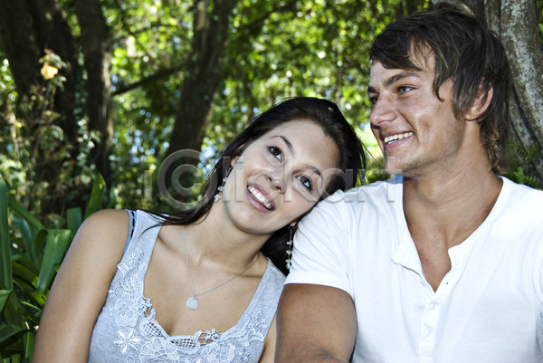 기쁨 사랑 우정 자유 함께함 행복 10대 남자 두명 백인 사람 성인 여자 JPG 포토 해외이미지 2 가족 관계 남편 라이프스타일 미소(표정) 야외 여름(계절) 웃음 초록색 커플 학생 해외202004