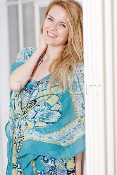 따뜻함 여유 행복 여자 한명 JPG 포토 해외이미지 기댐 내추럴 드레스 라이프스타일 미소(표정) 여름(계절) 웃음 주택 컬러풀 터키석 파란색 해외202004