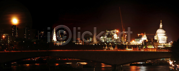 사람없음 JPG 포토 해외이미지 가로 건너기 건물 건축양식 고층빌딩 관광지 교통시설 교회 기독교 기차 달 도시 런던 빛망울 성당 성자 속도 수평선 야간 야외 여행 역 연결 영국 영혼 유럽 잉글랜드 자국 전등 종교 천주교 첨탑 컬러풀 통과 파노라마 풍경 해외202004 해외포토 휴가