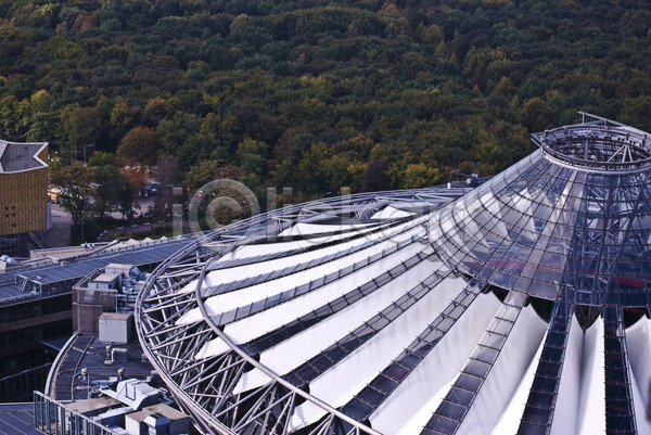 미래 사람없음 JPG 포토 해외이미지 건물 건축양식 고층빌딩 금속 네트워크 도시 독일 디자인 맑음 베를린 비즈니스 빛 선 센터 외관 원형 유럽 유리 정사각형 지붕 철강 큼 투명 해외202004 햇빛