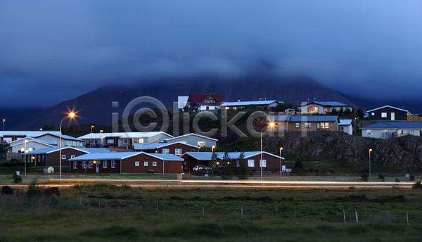 침묵 사람없음 JPG 포토 해외이미지 건물 구름(자연) 마을 북쪽 산 시골집 아이슬란드 야간 야외 여름(계절) 여행 외관 유럽 자연 장면 전통 주택 풍경(경치) 해외202004