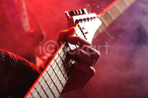 남자 사람없음 JPG 포토 해외이미지 검은색 공연 기타 기타리스트 놀이 손 악기 음악 컬러풀 해외202004
