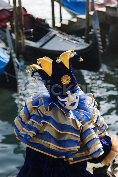 JPG 소프트포커스 포토 해외이미지 가면 건축양식 바다 배(교통) 베네치아 변장 야외 이탈리아 주간 중세의상 카니발축제 해외202004
