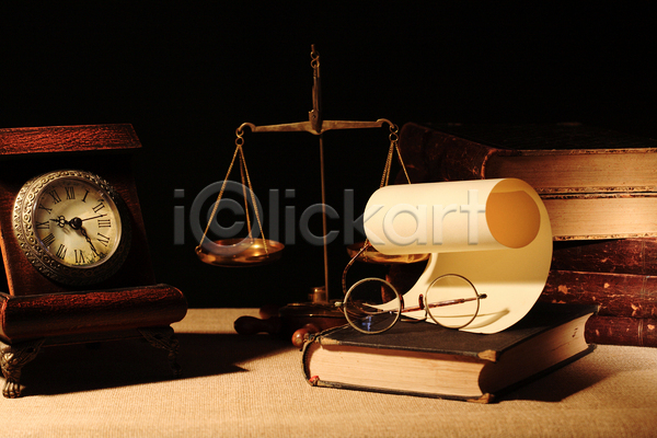 법 빈티지 사람없음 JPG 포토 해외이미지 검은배경 법전 시계 실내 양팔저울 오브젝트 종이 책 해외202004