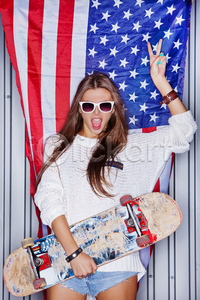 애국심 자유 행복 사람 성인 여자 한명 JPG 포토 해외이미지 4 7월 깃발 문화 미국 미소(표정) 백그라운드 빨간색 스케이트 스케이트보드 야외 웃음 응시 전국 존경 지원 파란색 학생 해외202004 흰색