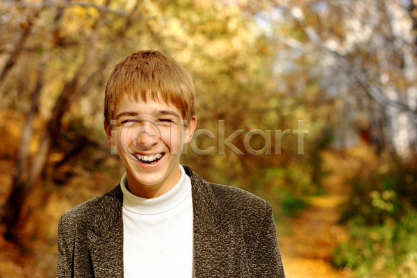 행복 활발 휴식 10대 백인 소년 한명 JPG 포토 해외이미지 1 10월 가을(계절) 계절 공원 나무 남학생 내추럴 노란색 라이프스타일 미소(표정) 서기 숲 야외 얼굴 옷 웃음 자연 학생 해외202004 흰색 히스테리