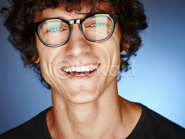성공 행복 남자 백인 사람 성인 소년 한명 JPG 포토 해외이미지 감정 긍정 라이프스타일 미소(표정) 실내 얼굴 해외202004