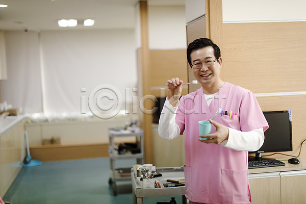 50대 남자 중년 중년남자한명만 한국인 한명 JPG 앞모습 포토 들기 미소(표정) 상반신 서기 실내 양치 의학 치과 치과의사 칫솔
