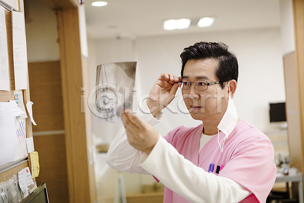 50대 남자 중년 중년남자한명만 한국인 한명 JPG 앞모습 포토 들기 상반신 실내 엑스레이 의학 치과 치과의사