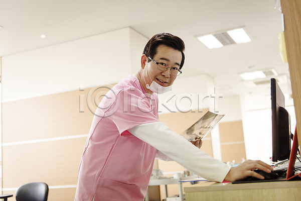 50대 남자 중년 중년남자한명만 한국인 한명 JPG 옆모습 포토 들기 미소(표정) 상반신 서기 실내 엑스레이 의학 치과 치과의사 컴퓨터