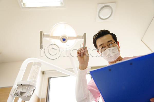 50대 남자 중년 중년남자한명만 한국인 한명 JPG 앞모습 포토 상반신 서류판 실내 의학 치과 치과용품 치과의사 치과진료 치료