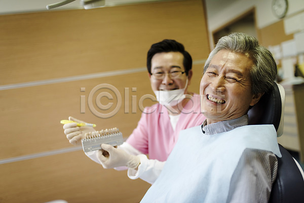 50대 60대 남자 남자만 노년 두명 중년 한국인 JPG 옆모습 포토 미소(표정) 상반신 실내 앉기 의학 진료실 치과 치과용품 치과의사 치과진료 치료 치아모형