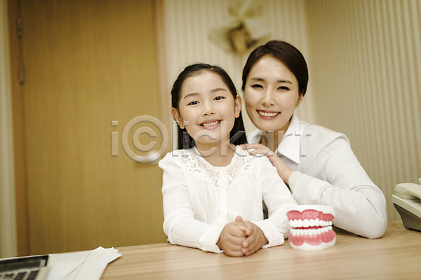 30대 두명 성인 어린이 여자 여자만 한국인 JPG 앞모습 포토 딸 모녀 미소(표정) 상반신 실내 엄마 의학 치과 치과진료 치아모형