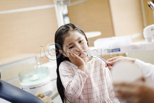 50대 남자 두명 어린이 여자 중년 한국인 JPG 앞모습 포토 상반신 실내 앉기 의학 진료실 치과 치과용품 치과의사 치과진료 치통