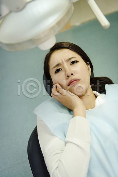 30대 성인 성인여자한명만 여자 한국인 한명 JPG 앞모습 포토 눕기 상반신 실내 의학 치과 치과용품 치과진료 치통
