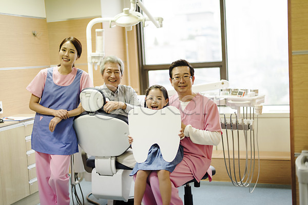 30대 50대 60대 남자 노년 성인 어린이 여러명 여자 중년 한국인 JPG 앞모습 포토 미소(표정) 상반신 서기 실내 앉기 의학 진료실 치과 치과용품 치과의사 치아모형