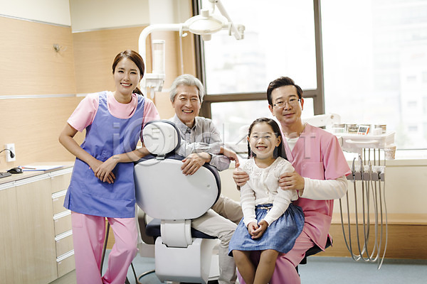 30대 50대 60대 남자 노년 성인 어린이 여러명 여자 중년 한국인 JPG 앞모습 포토 미소(표정) 상반신 서기 실내 앉기 의학 진료실 치과 치과용품 치과의사