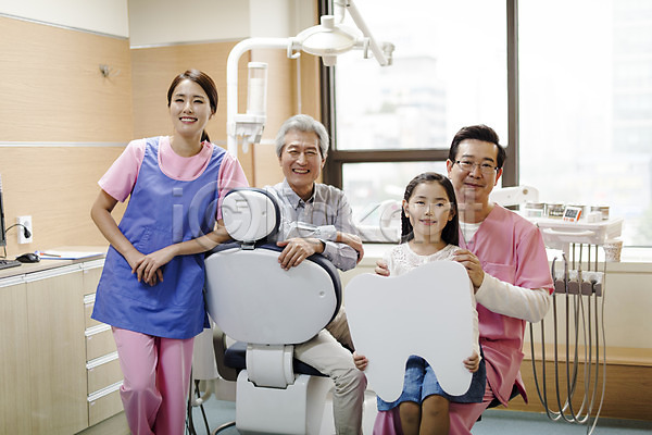 30대 50대 60대 남자 노년 성인 어린이 여러명 여자 중년 한국인 JPG 앞모습 포토 미소(표정) 상반신 서기 실내 앉기 의학 진료실 치과 치과용품 치과의사 치아모형