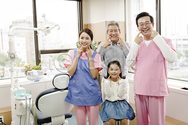 30대 50대 60대 남자 노년 성인 어린이 여러명 여자 중년 한국인 JPG 앞모습 포토 미소(표정) 상반신 서기 실내 앉기 의학 진료실 치과 치과용품 치과의사